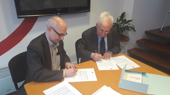 Roger Jiménez i Josep Viñeta signant el con veni d'adhesió al FCIC